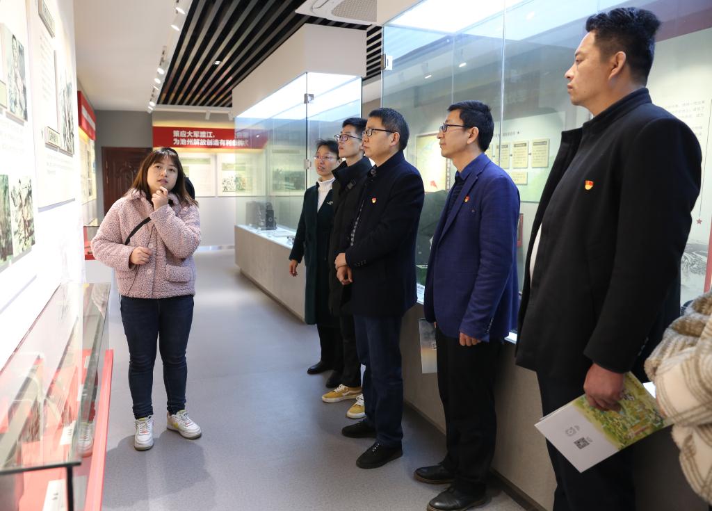 在馆内认真聆听讲解.jpg 申博sunbet